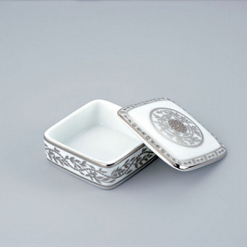 THG MARQUISE BLANC DECOR PLATINE Коробка для таблеток керамическая, квадратная 55х55 мм., настольная, декор платина, цвет белый